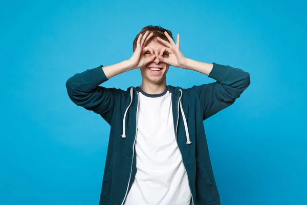 Veselá Radostné Mladý Muž Neformálním Oblečení Drží Ruce Blízkosti Očí — Stock fotografie