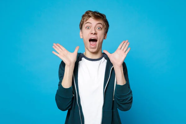 Retrato Joven Sorprendido Con Ropa Casual Manteniendo Boca Abierta Mostrando — Foto de Stock