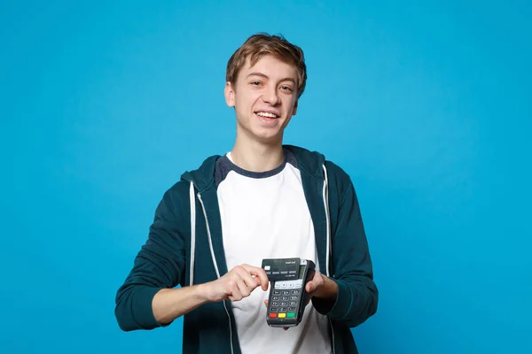 Joven Alegre Sosteniendo Terminal Pago Bancario Moderno Inalámbrico Para Procesar —  Fotos de Stock