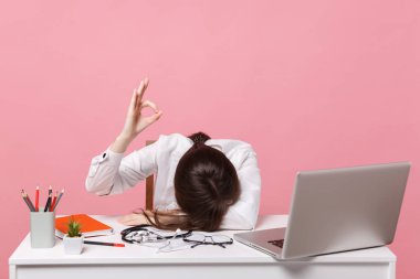 Kadın doktor kafasını koyduğu Resepsiyon, bilgisayar çalışmaları, pastel pembe arka plan üzerinde izole hastanede tıbbi belge. Tıbbi elbisesi stetoskop kadında Tamam göster. Sağlık Tıp kavramı