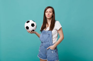 Güzel genç kadın futbol fan destek favori takım mavi turkuaz duvar arka plan üzerinde izole futbol topu tutan. İnsanların duyguları, spor aile eğlence yaşam tarzı kavramı. Kopyalama alanı alay