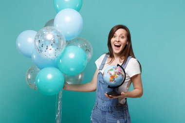 Dünya Dünya Dünya, renkli hava Balonlu mavi turkuaz arka plan üzerinde izole kutlama tutan ağız geniş açık tutarak sürpriz genç kadın. Doğum günü tatil partisi, insanların duyguları kavramı
