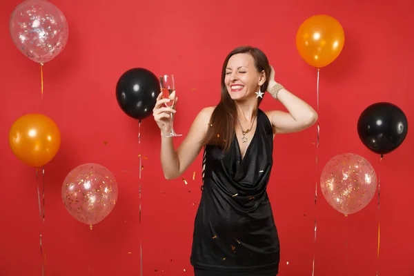 Mulher Sorridente Atraente Vestido Preto Celebrando Colocando Mão Cabeça Segurando — Fotografia de Stock