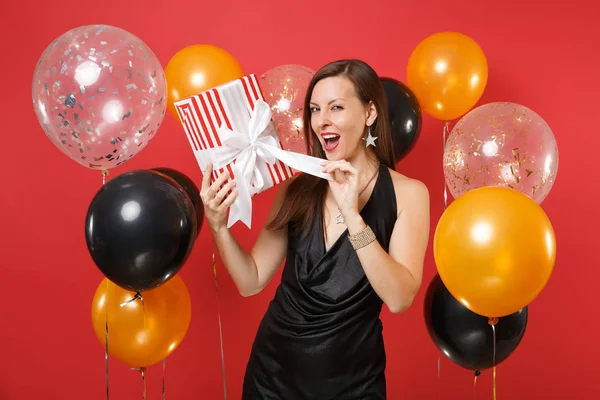 Menina Impressionante Vestido Preto Celebrando Abertura Caixa Vermelha Com Presente — Fotografia de Stock