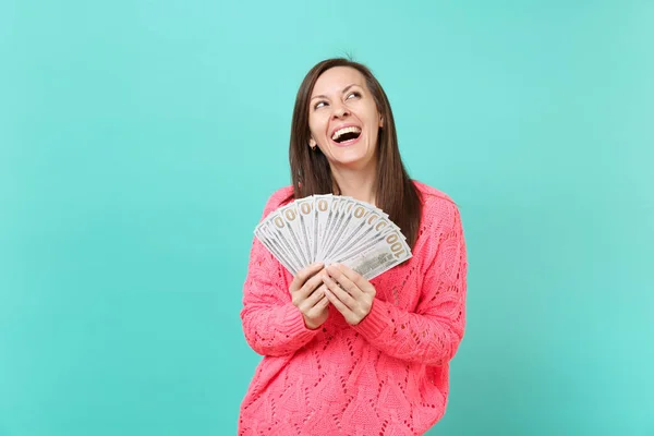 Ragazza Ridente Maglia Maglione Rosa Guardando Mano Sacco Dollari Banconote — Foto Stock