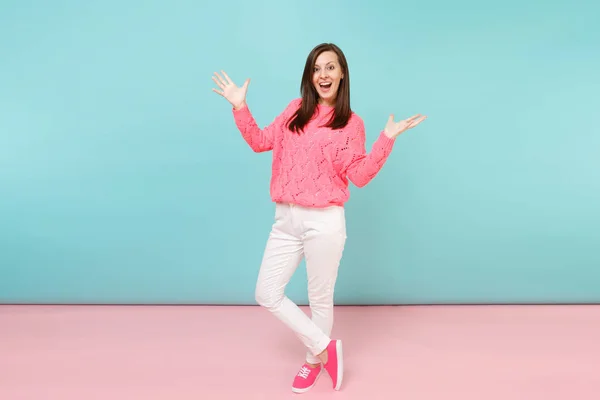 Ritratto Figura Intera Giovane Donna Sorridente Maglione Rosa Lavorato Maglia — Foto Stock