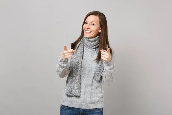 Mujer Joven Sonriente Suéter Gris Bufanda Que Señala Los Dedos —  Fotos de Stock