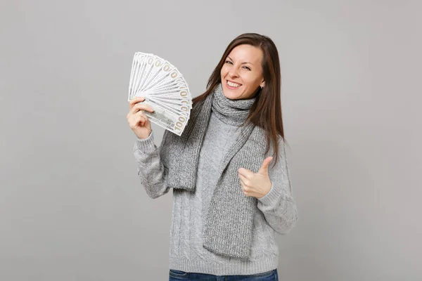 Mujer Joven Sonriente Suéter Gris Bufanda Que Muestra Pulgar Hacia —  Fotos de Stock