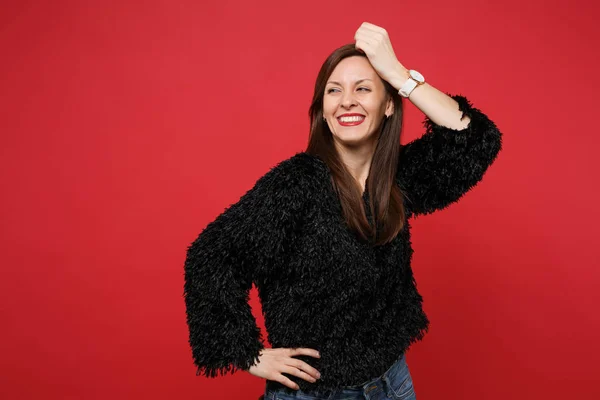 Gioiosa Giovane Donna Sorridente Maglione Pelliccia Nera Guardando Parte Tenendo — Foto Stock