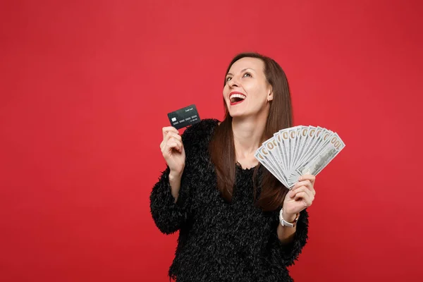 Verträumte Junge Frau Schwarzem Pelzpullover Mit Kreditkarte Fan Von Geld — Stockfoto