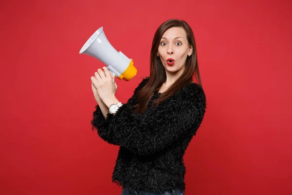 Retrato Mulher Jovem Chocado Espantado Camisola Pele Preta Segurando Megafone — Fotografia de Stock