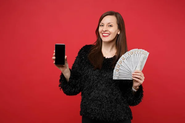 Усміхнена Молода Жінка Тримає Мобільний Телефон Порожнім Екраном Шанувальника Грошей — стокове фото