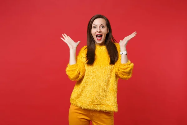 Mujer Joven Excitada Suéter Piel Amarilla Manteniendo Boca Abierta Extendiendo — Foto de Stock