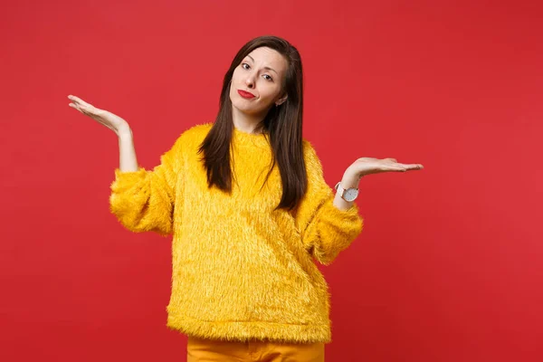 Jovem Perplexa Perplexa Suéter Pele Amarela Espalhando Apontando Mãos Isoladas — Fotografia de Stock