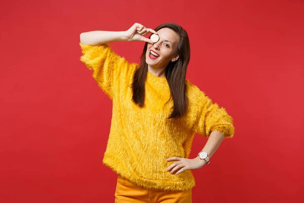 Śmieszne Młoda Kobieta Futro Żółty Sweterek Krycia Oko Bitcoin Przyszłych — Zdjęcie stockowe