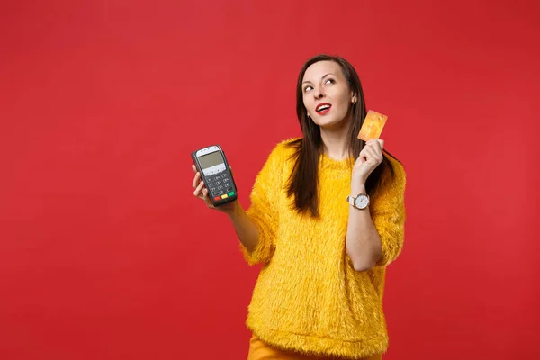 Eine Nachdenkliche Junge Frau Gelbem Pelzpullover Hält Ein Modernes Drahtloses — Stockfoto