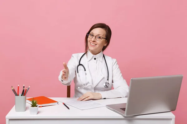 Όμορφη Γυναίκα Γιατρός Κάθεται Στο Γραφείο Λειτουργεί Στον Υπολογιστή Ιατρικό — Φωτογραφία Αρχείου