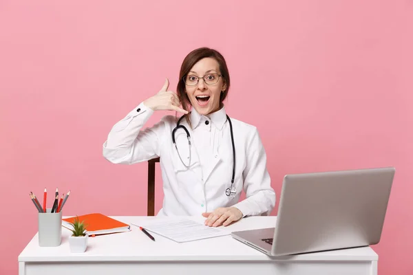 Vackra Kvinnliga Läkare Sitter Vid Skrivbord Fungerar Dator Med Medicinska — Stockfoto