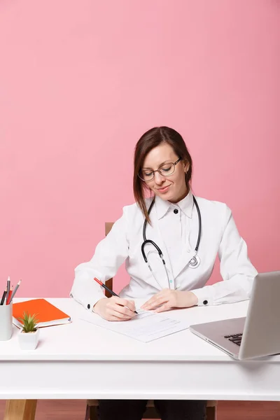 Doctora Sentada Escritorio Trabajando Llenando Documentos Médicos Hospital Aislada Sobre — Foto de Stock