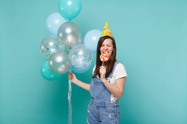 Jovem Reluzente Chapéu Aniversário Mordendo Pirulito Redondo Celebrando Segurando Balões — Fotografia de Stock
