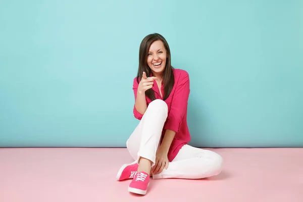 Retrato Comprimento Total Mulher Jovem Sorridente Blusa Camisa Rosa Calças — Fotografia de Stock