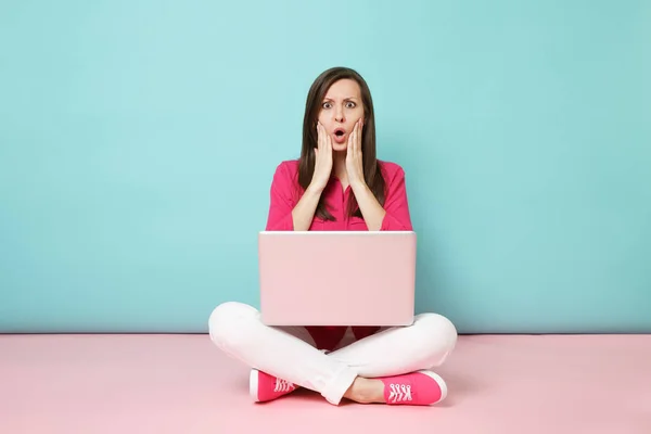 Retrato completo de mujer joven en camisa rosa blusa blanca p — Foto de Stock