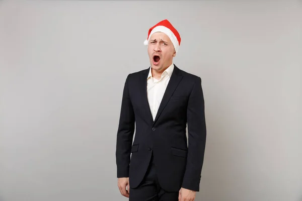 Νυσταγμένος Νέοι Επαγγελματίες Άνθρωπος Κλασικό Μαύρο Κοστούμι Χριστουγεννιάτικο Καπέλο Χασμουρητό — Φωτογραφία Αρχείου