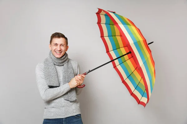 Skrattande Unge Mannen Grå Tröja Halsduk Innehar Färgglada Paraply Isolerad — Stockfoto