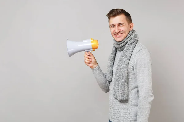 Sidovy Leende Ung Man Grå Tröja Halsduk Holding Megafon Isolerad — Stockfoto