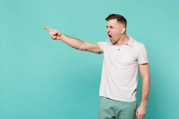 Crazy Křičí Mladý Muž Neformálním Oblečení Směřující Ukazováček Stranou Nadávky — Stock fotografie