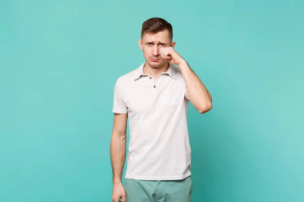 Retrato Llorando Molesto Joven Con Ropa Casual Pie Limpiando Lágrimas — Foto de Stock