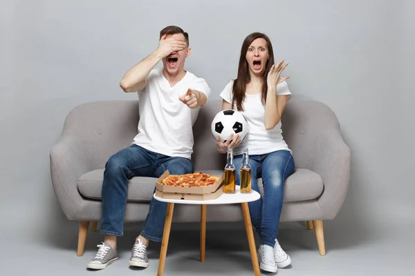 Gritos Chocado Casal Mulher Homem Fãs Futebol Animar Apoio Favorito — Fotografia de Stock