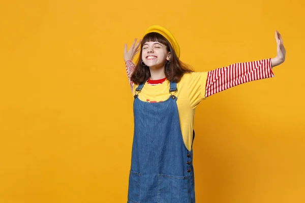 Ragazza Affascinante Adolescente Berretto Francese Prendisole Denim Tenere Gli Occhi — Foto Stock