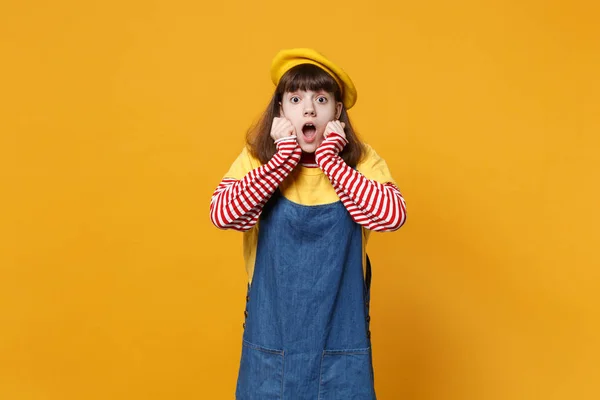 Niña Sorprendida Adolescente Boina Francesa Vestido Mezclilla Manteniendo Boca Abierta — Foto de Stock