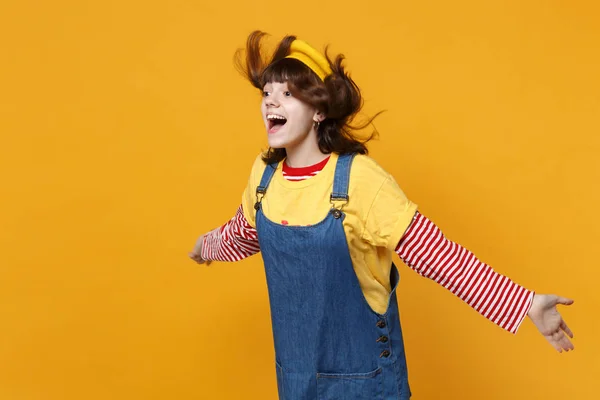 Zabawny Krzyczący Nastolatek Dziewczyna Francuski Beret Fruwające Włosy Patrząc Bok — Zdjęcie stockowe