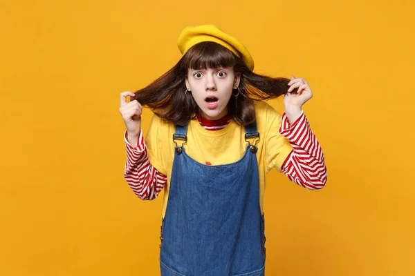 Niña Sorprendida Adolescente Boina Francesa Vestido Mezclilla Manteniendo Boca Abierta — Foto de Stock