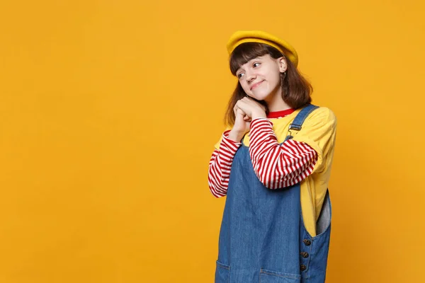 愉快的微笑的女孩十几岁的肖像在法国贝雷帽 牛仔太阳裙寻找一边孤立在黄色的墙壁背景在工作室 人们真诚的情感 生活方式的理念 模拟复制空间 — 图库照片