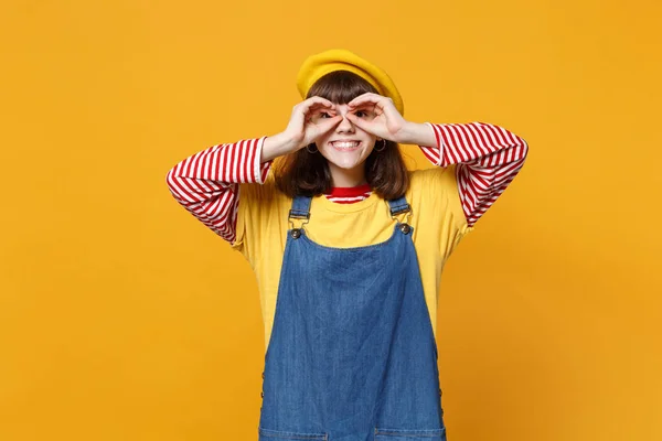 Lächelnder Teenager Französischer Baskenmütze Und Jeansjacke Die Hände Augennähe Haltend — Stockfoto