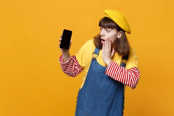 Шокована Дівчина Підліток Французькому Береті Поклала Руку Обличчя Тримаючи Мобільний — стокове фото