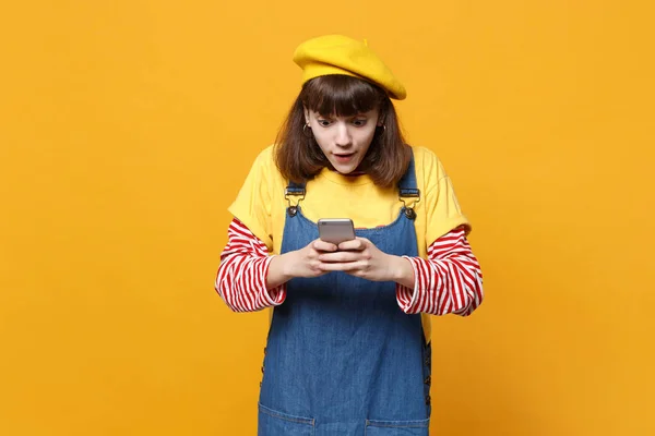 Muchacha Sorprendida Adolescente Boina Francesa Vestido Mezclilla Utilizando Teléfono Móvil — Foto de Stock