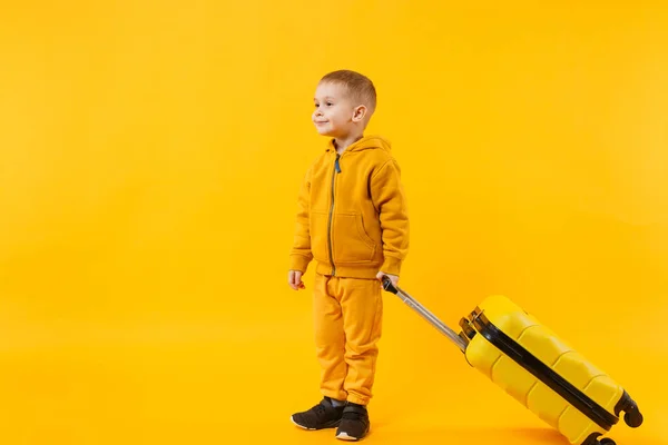 Pequeño Viajero Niño Turista Años Aislado Estudio Fondo Pared Color — Foto de Stock