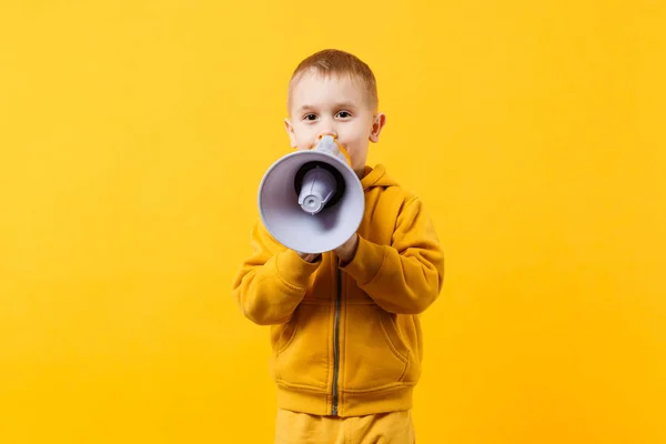 Beetje Plezier Kid Jongen Jaar Oud Gele Kleding Houden Spreken — Stockfoto