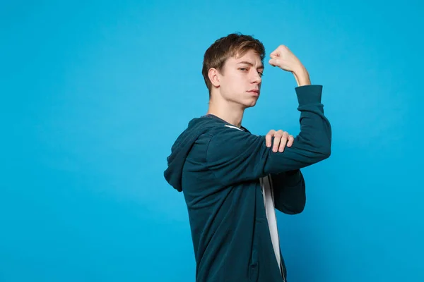Portrét Sebevědomý Mladý Muž Neformálním Oblečení Stojící Zobrazeno Dotýkají Biceps — Stock fotografie