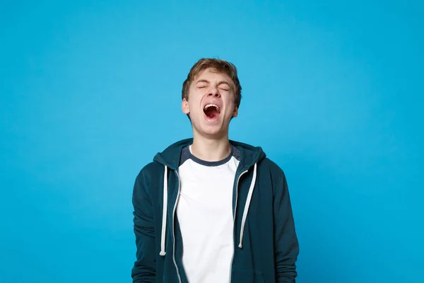 Retrato Joven Loco Con Ropa Casual Manteniendo Los Ojos Cerrados — Foto de Stock