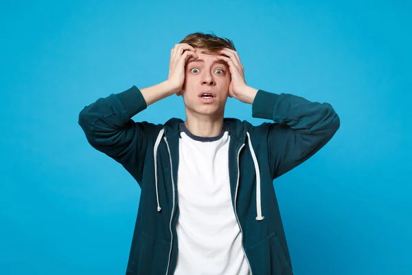 Retrato Joven Asustado Ropa Casual Poniendo Mano Cabeza Aislado Sobre — Foto de Stock