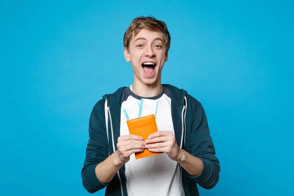 Joven Alegre Con Ropa Casual Manteniendo Boca Abierta Con Pasaporte — Foto de Stock