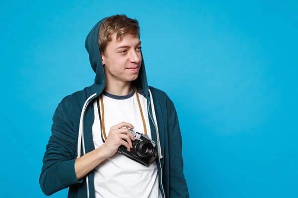 Porträt Eines Hübschen Jungen Mannes Lässiger Kleidung Der Beiseite Schaut — Stockfoto