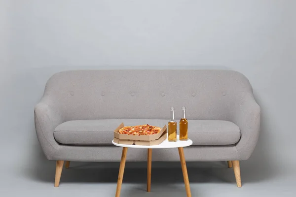 Sofá Gris Moderno Patas Madera Mesa Centro Blanca Con Pizza — Foto de Stock