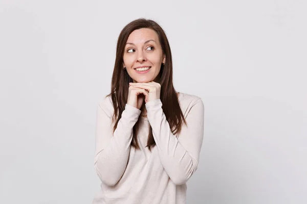 Retrato de una joven sonriente con ropa ligera mirando a un lado —  Fotos de Stock