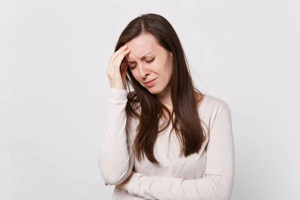 Moe ontstemd uitgeputte jonge vrouw in lichte kleding houden — Stockfoto